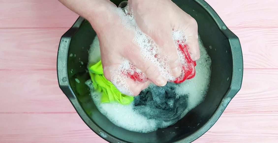 Lavar roupa na mão - Reprodução Canva