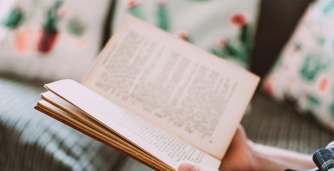 Livro com cheiro de mofo - Reprodução Canva