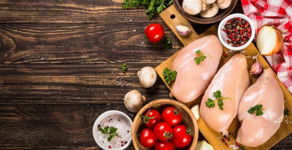 Receita simples e diferente peito de frango cremoso ao molho branco - Reprodução CANVA