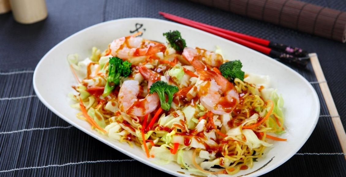 Yaksoba de vegetais, frango, carne e camarão: receita deliciosa, confira agora - Reprodução Canva
