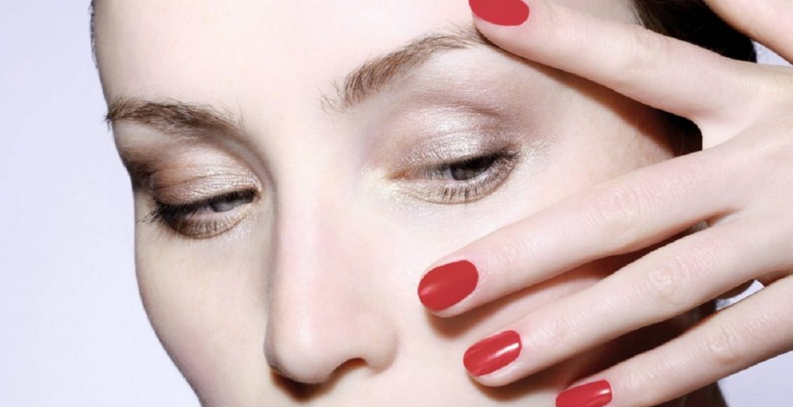 Remover esmalte das unhas (Foto: Pixabay)