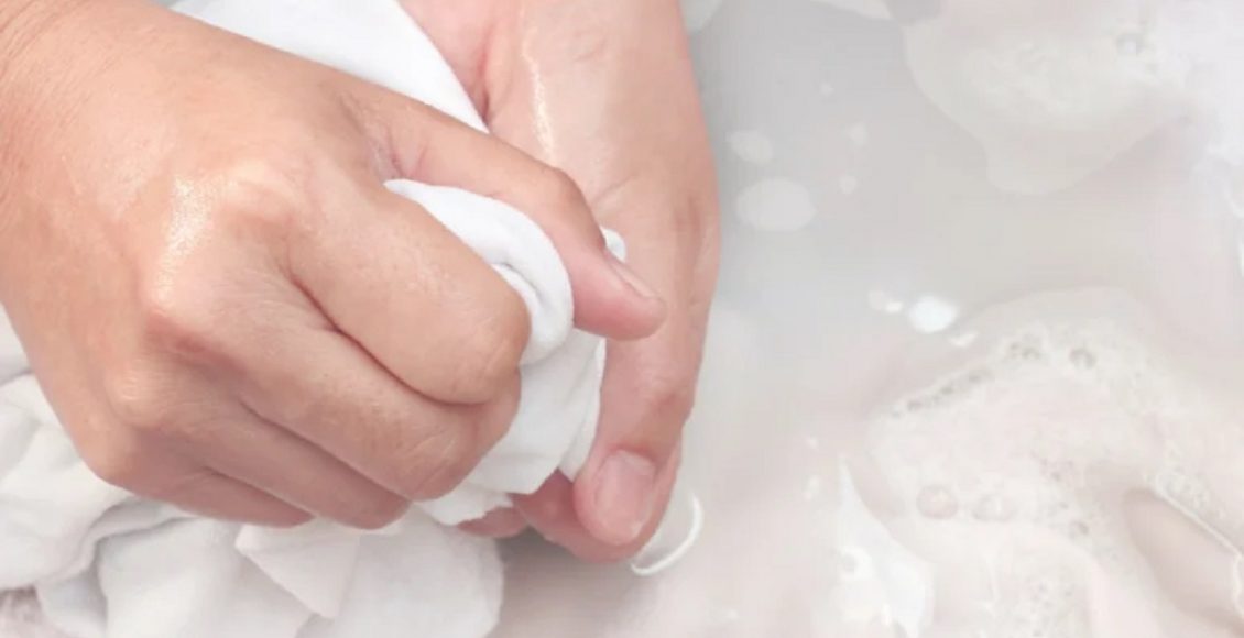 Tirar mancha de roupa branca (Foto: Pixabay)