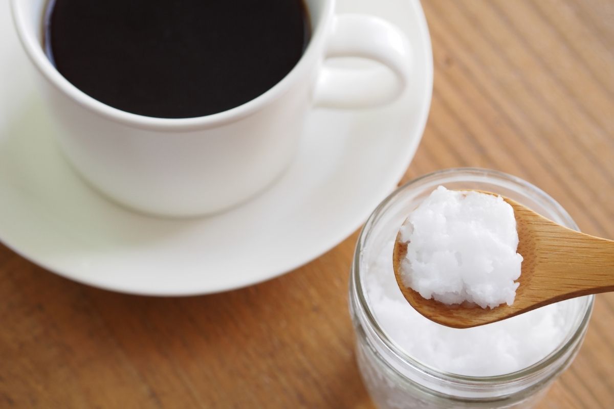 Veja aqui, os benefícios e como consumir café com óleo de coco. Reprodução: canva