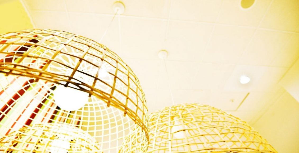 Lustre de palha é tendência na decoração, veja como fazer o seu. Reprodução: canva