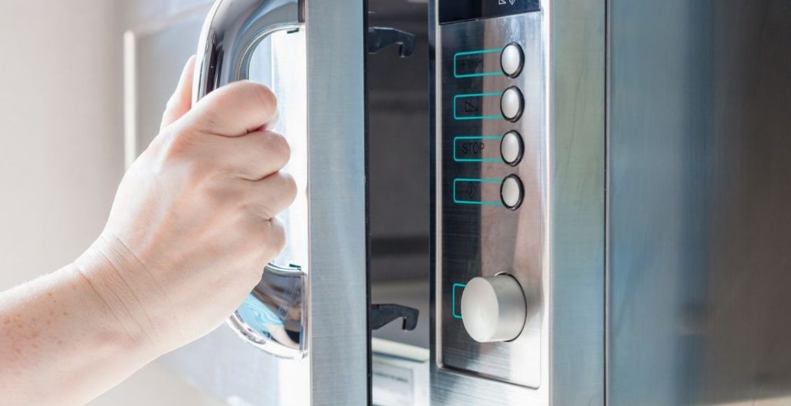 cheiro de queimado do microondas - Reprodução Canva