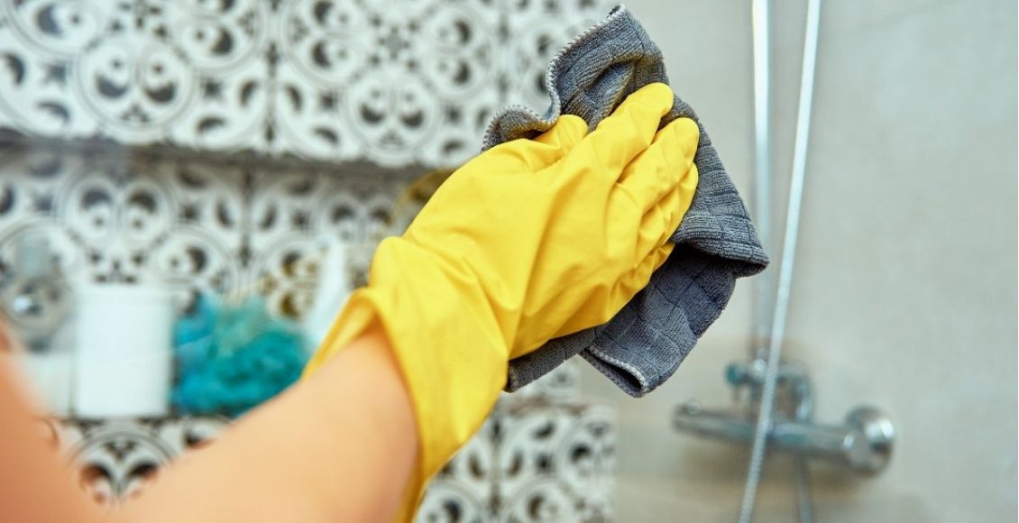 Aprenda a limpar box de banheiro de forma fácil, eficaz e rápida — Reprodução do Canva.