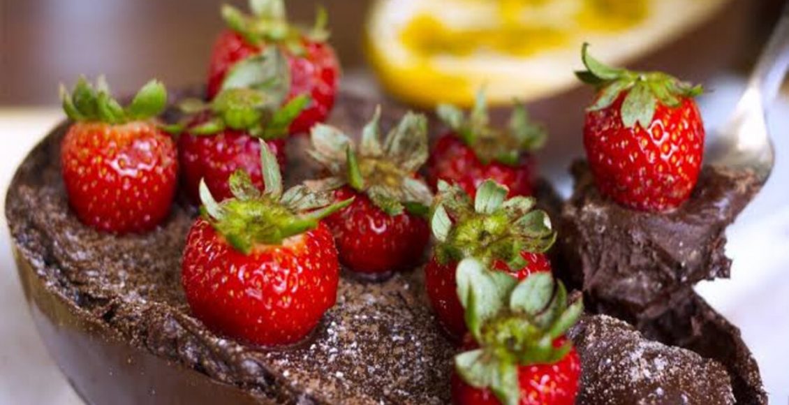 Como usar morango na decoração do ovo de Páscoa sem liberar líquido no doce - Fonte: Freepik