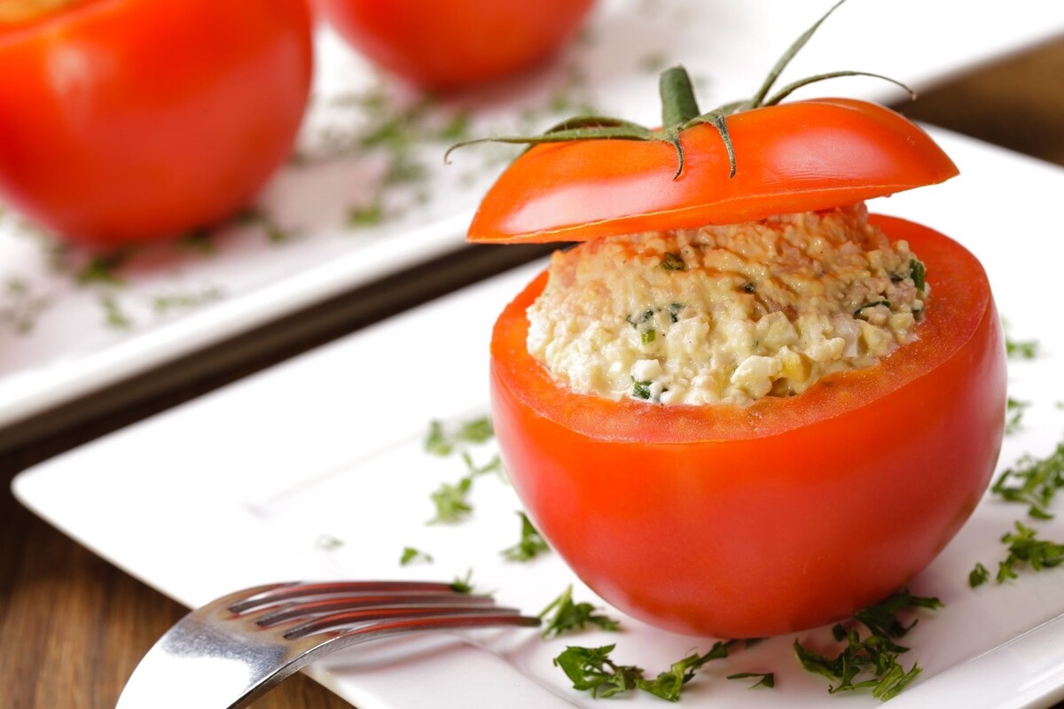 Tomate recheado na air fryer: veja o passo de como fazer essa receita fitness - Fonte Canva