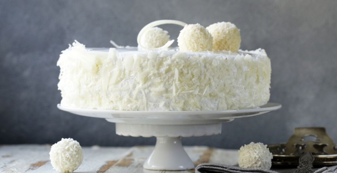 Bolo de coco cremoso receita caseira que fica molhadinho e fofinho - Reprodução Canva