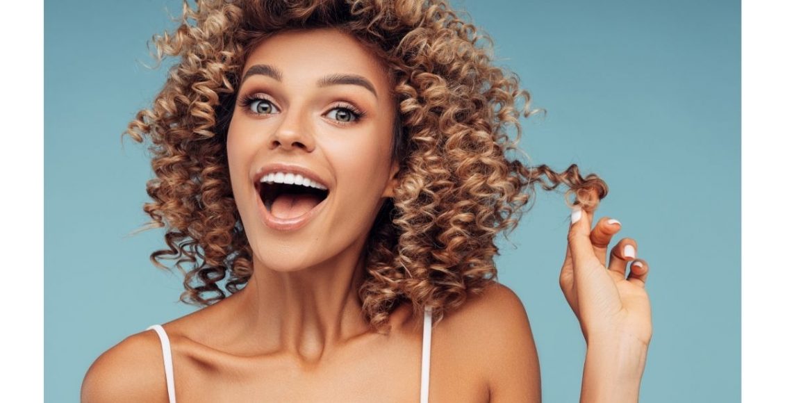 Como deixar os cachos mais definidos Confira agora dicas maravilhosas - Reprodução Canva