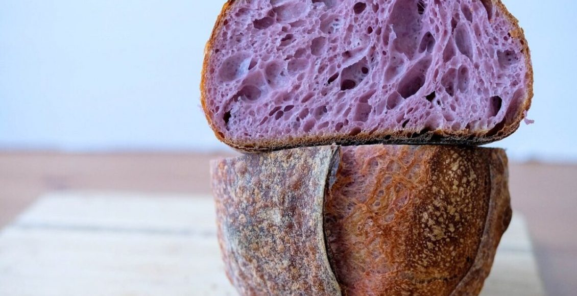 Pão de batata roxa no forno tem gosto igual a pão de queijo e é alternativa para veganos - Fonte: Pixabay