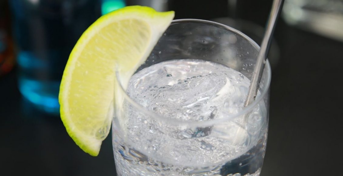 Aprenda essa receita clássica de gin tônica agora mesmo - reprodução: Canva