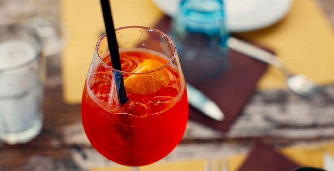 Descubra como fazer um drink de aperol spritz - reprodução: Canva