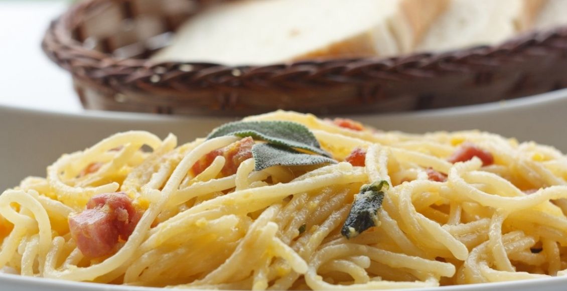 Macarrão à carbonara: aprenda como fazer essa receita de um jeito simples - reprodução: Canva