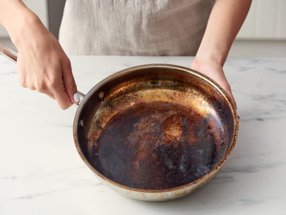 Como limpar frigideira antiaderente queimada com óleo por fora? Veja dicas práticas aqui - Fonte: Pixabay