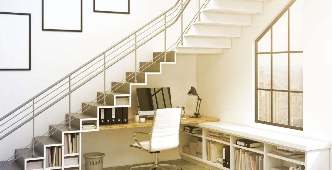 Dicas para utilizar e decorar o espaço embaixo da escada (Reprodução Canva Pro)