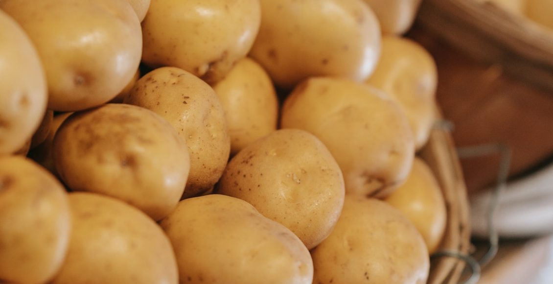 Descubra como fazer batata em conserva para churrasco e ter um aperitivo delicioso (imagem: pexels)