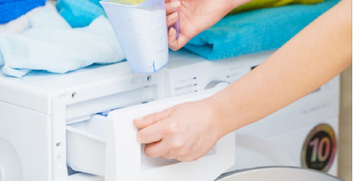 Como saber se está usando muito sabão em pó na lavagem? Descobra mais sobre o assunto (Foto: Canva Pro)