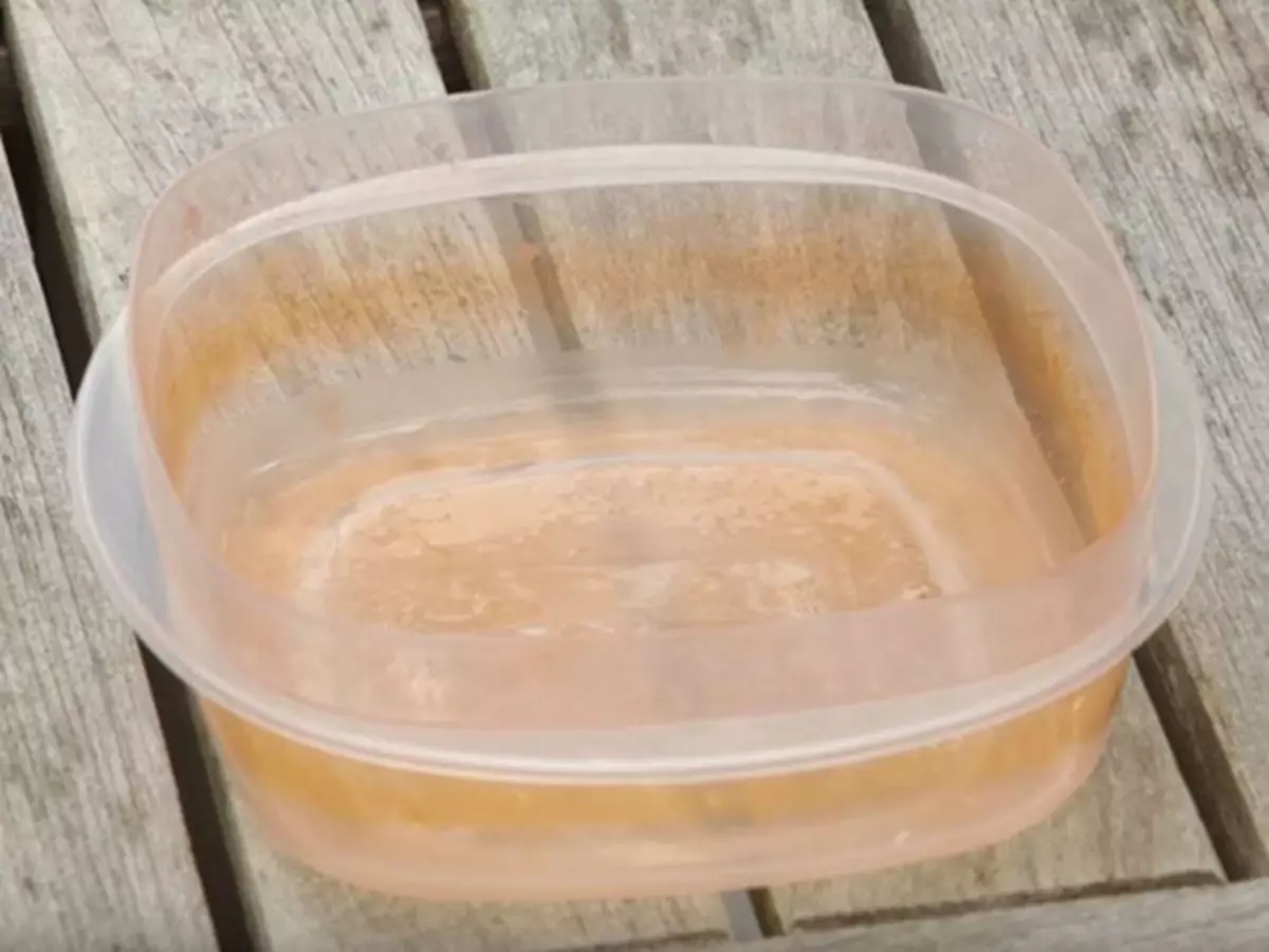 Como tirar manchas de molhos dos potes plásticos? Confira o passo a passo