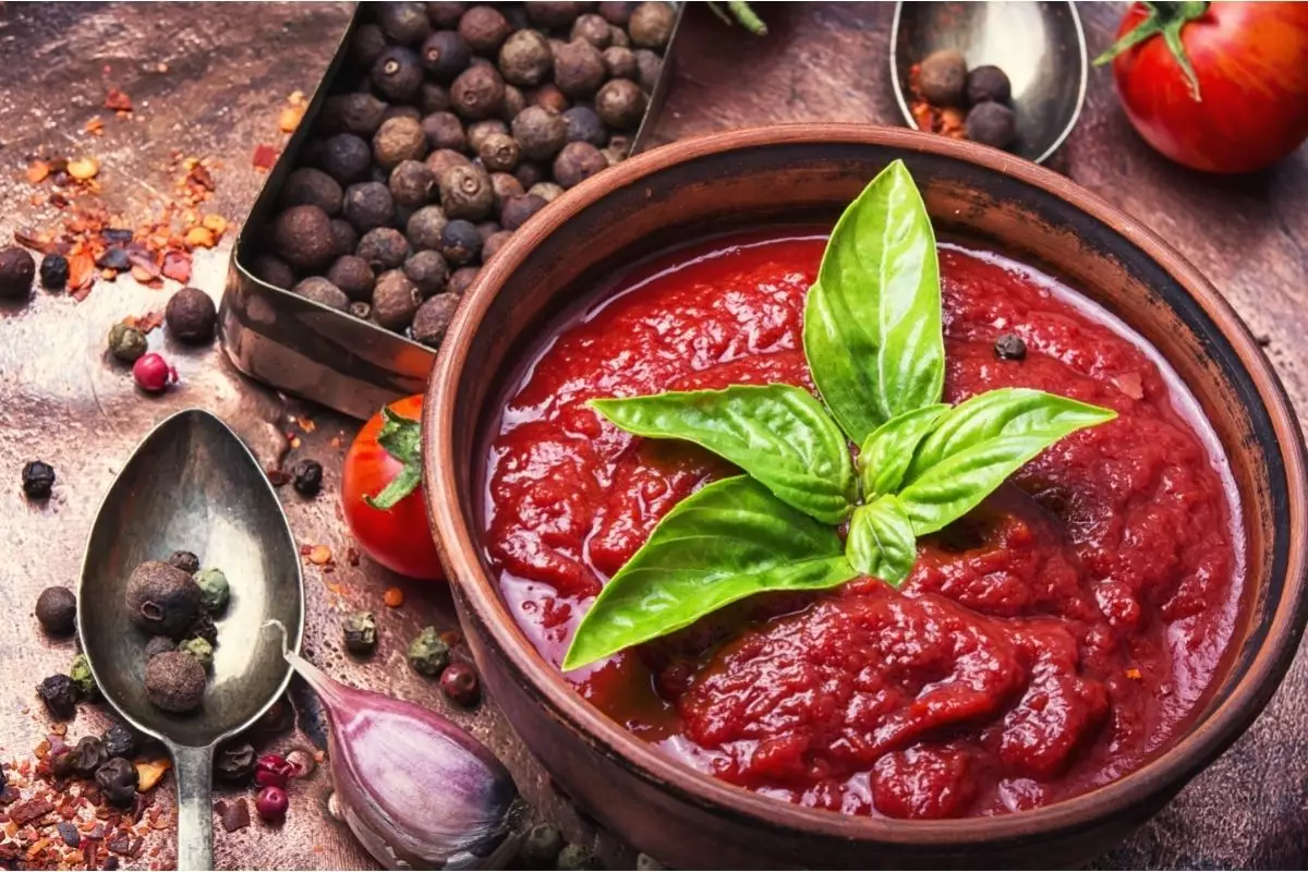 Plante tomates e aprenda a fazer uma receita de ketchup caseiro extravagante - Reprodução Canva