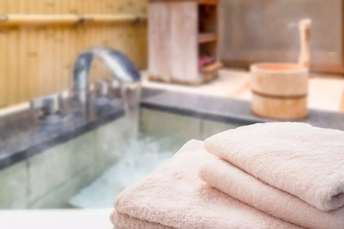 Você sabe lavar as toalhas de algodão do jeito certo Conheça as dicas para deixá-las macias ao toque - Reprodução Canva