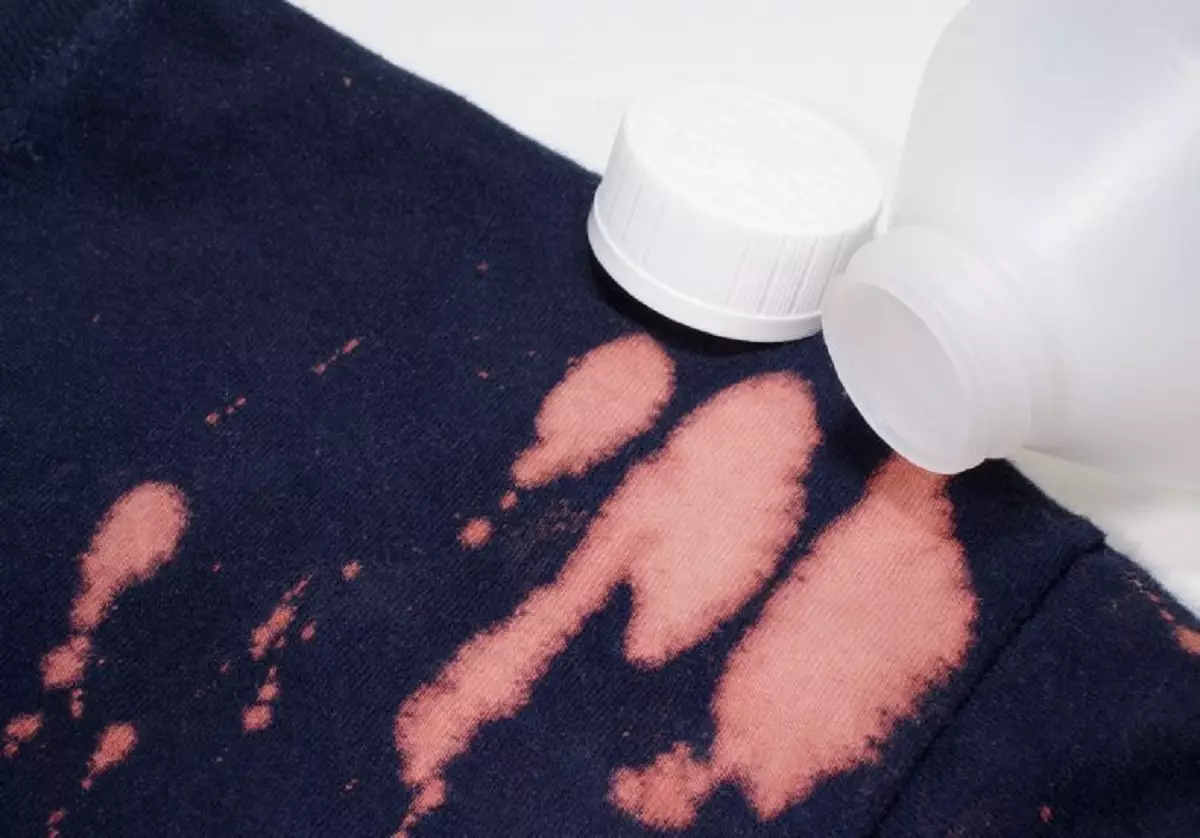 Como tirar mancha de água sanitária da roupa (Foto: Pexels/Reprodução)