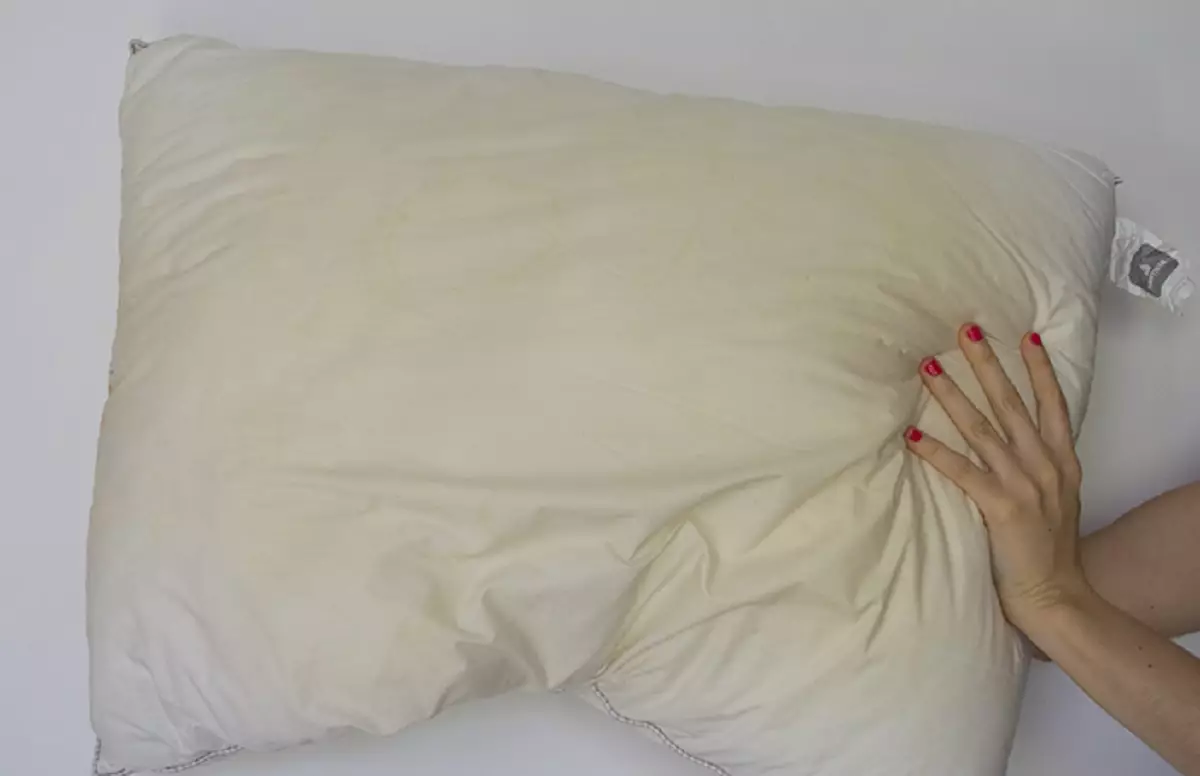 Como lavar travaesseiro amarelado (Foto: Canva/Reprodução)