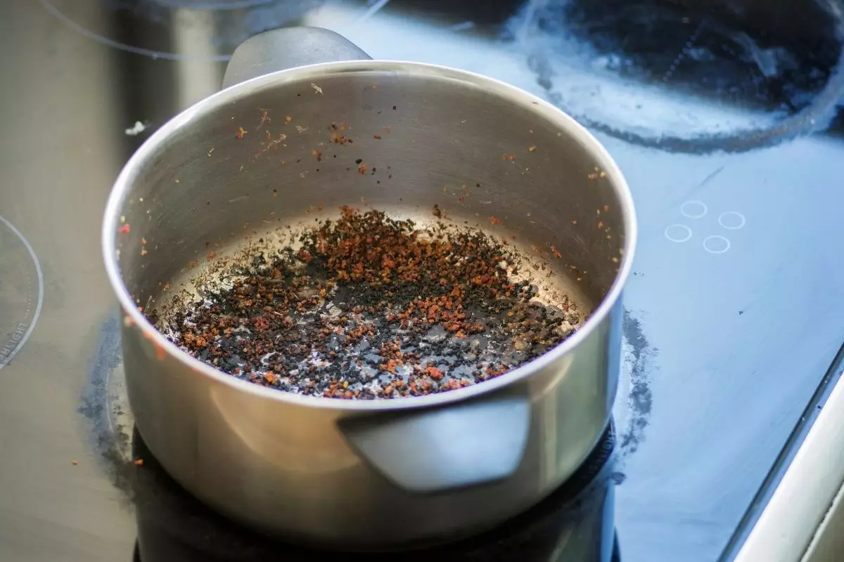 Panela queimada e enferrujada: truque para resolver esse problema