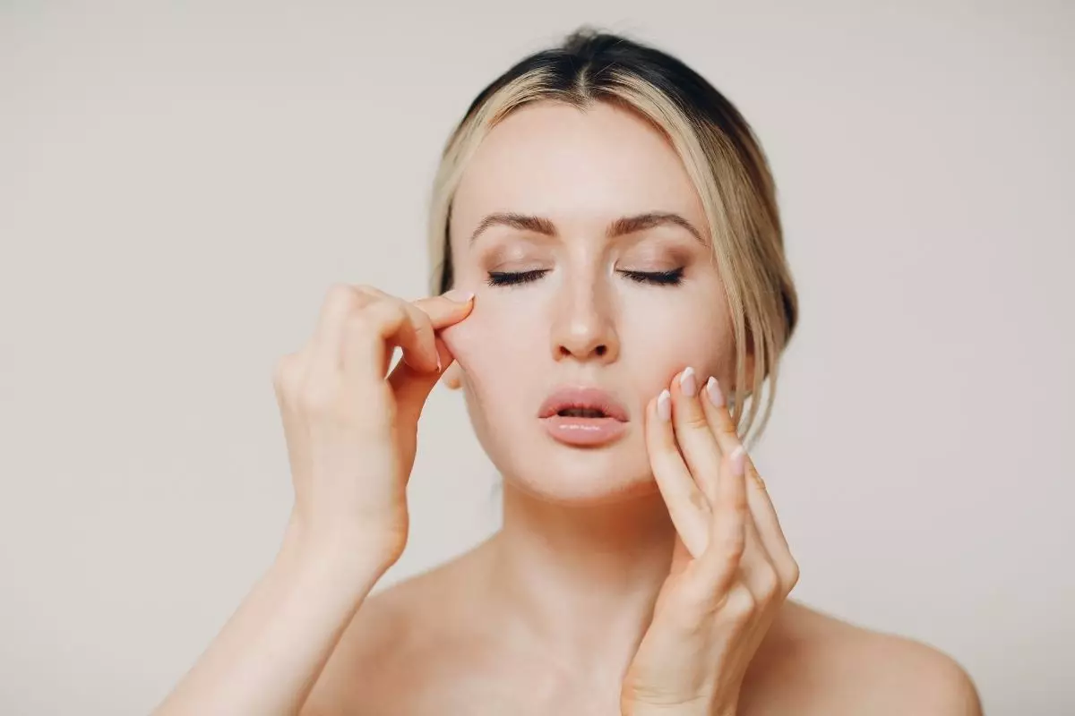 Quer ficar mais jovem? Conheça o Yoga facial, o botox natural das famosas. Reprodução: Canva