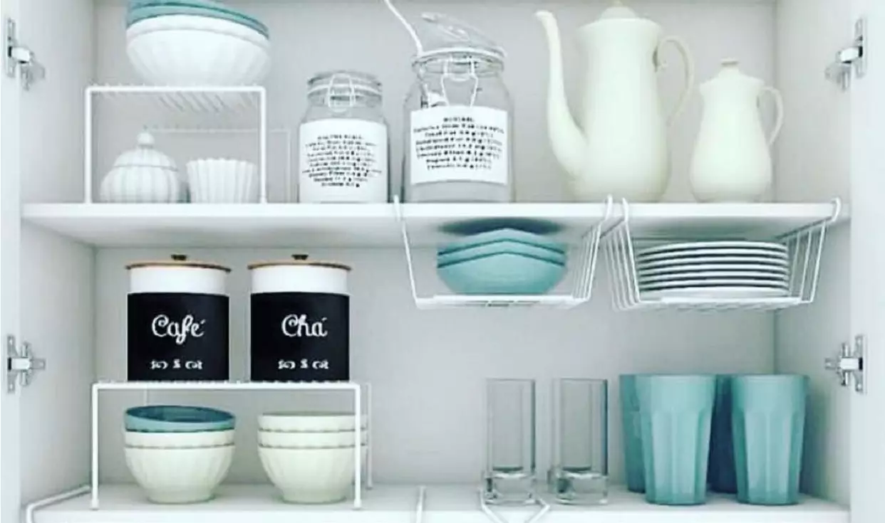Organizar a cozinha: acessórios aramados são ótimos para deixar tudo em ordem - Reprodução: Freepik