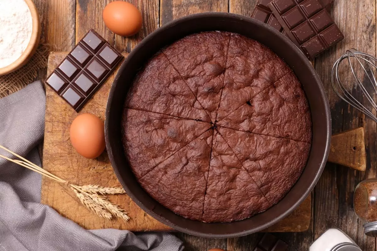 Bolo de chocolate fácil - reprodução: Canva