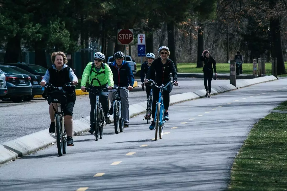 Andar de bicicleta - reprodução: Canva