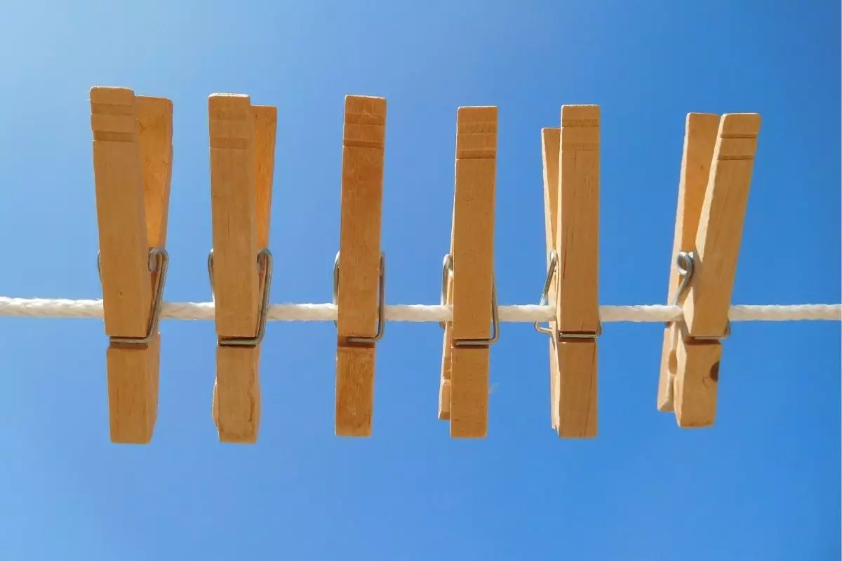 Truque caseiro para fazer o pregador de roupas no varal durar mais