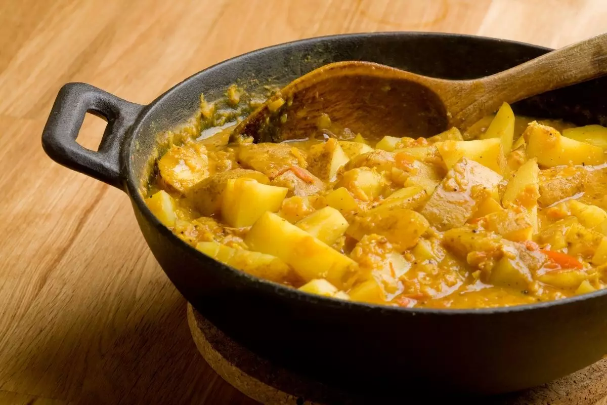 Receita de curry de batata para servir de acompanhamento no almoço de domingo - Reprodução Canva