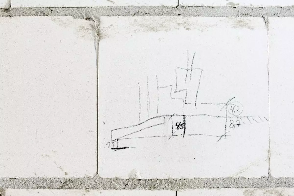 Tinta de caneta na parede - Reprodução Canva