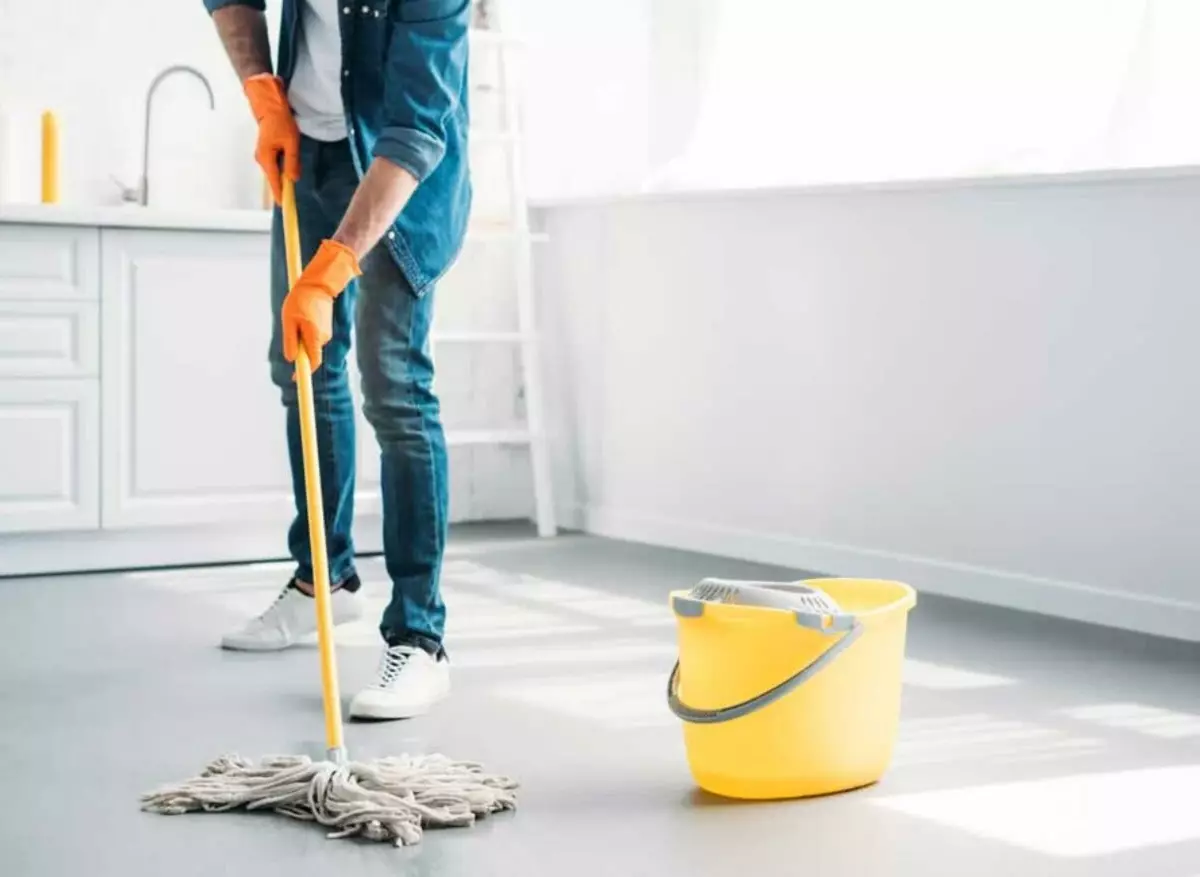 Passar pano no chão (Foto: Reprodução/Pexels)