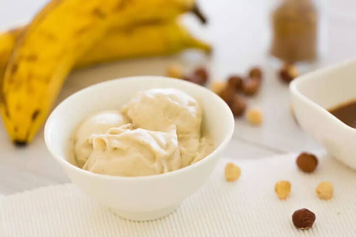 Sorvete caseiro de banana com frutas vermelhas (Foto: Reprodução/Freepik)