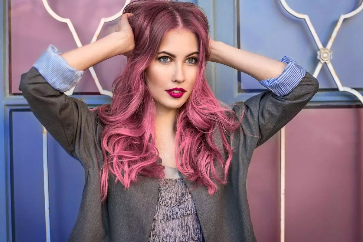 cabelo rosa - Reprodução Canva
