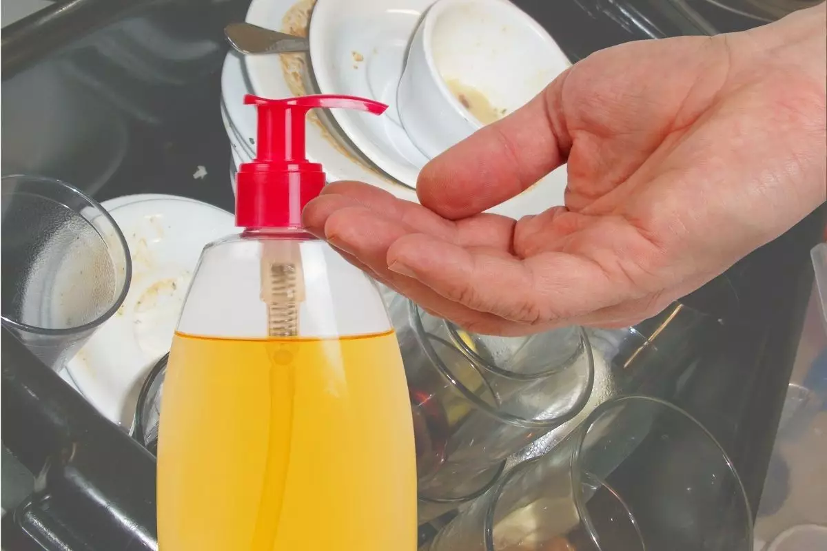 Sabão liquido natural caseiro para tirar gordura das louças: saiba como fazer agora mesmo