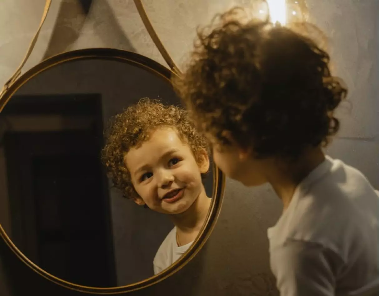 Espelho Adnet: veja como fazer um usando uma forma e um cinto - Reprodução: Pexels