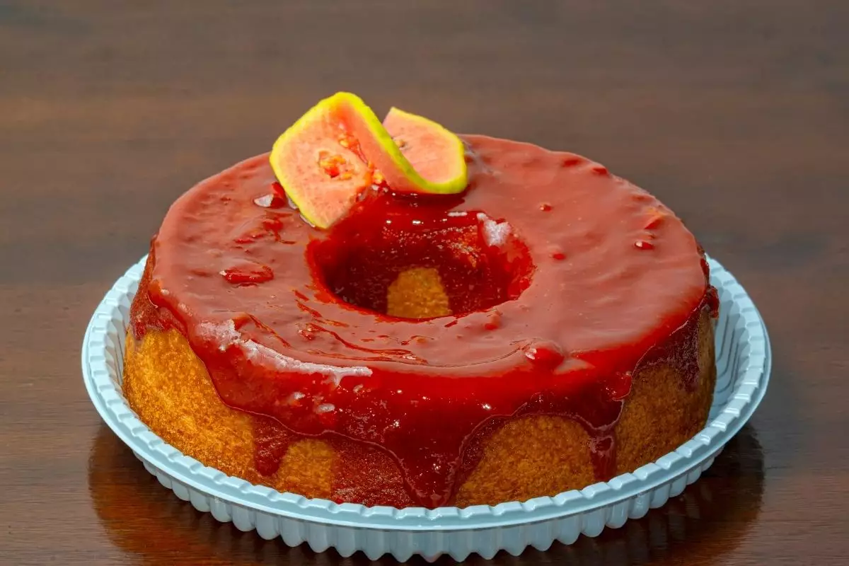 Aprenda essa receita de calda de goiabada para cobertura de bolos - Reprodução Canva