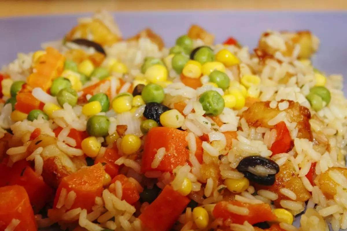Arroz temperado: receita simples para aproveitar as sobras de arroz