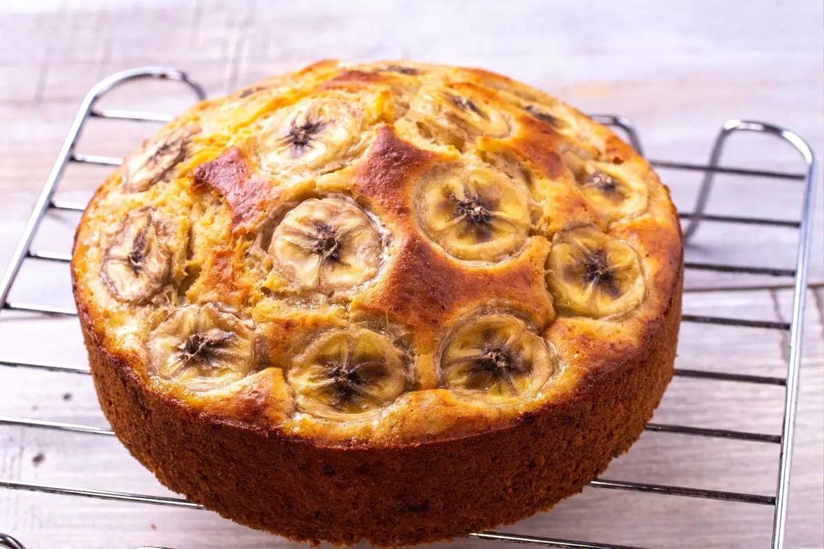 Bolo de banana no liquidificador descubra essa receita fácil e rápida - By canva