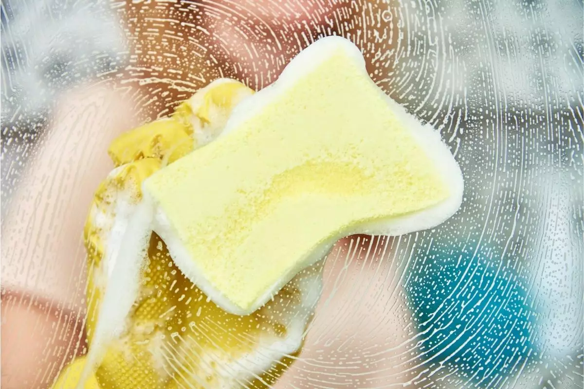 Como manter o box de banheiro sempre limpo em 2 passos — Reprodução do Canva.