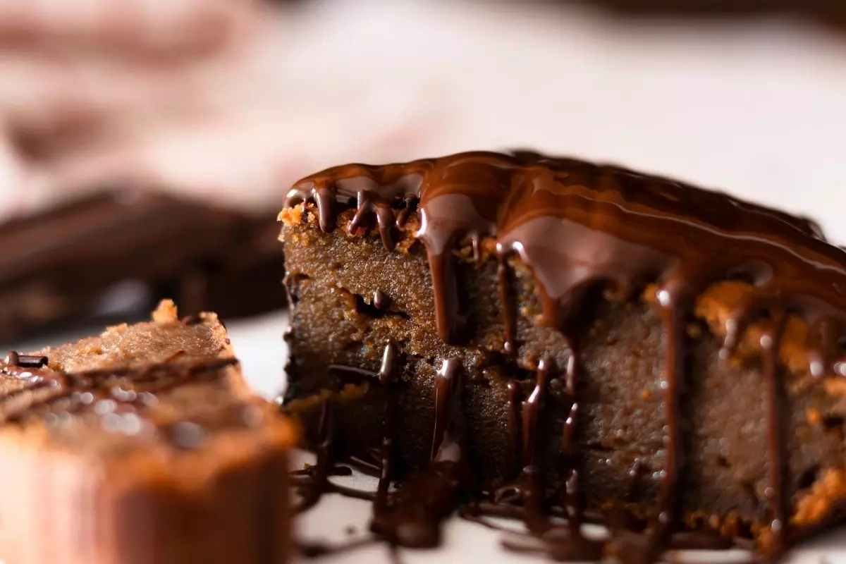 Brownie com calda de chocolate a melhor receita que você ja viu - Reprodução Canva