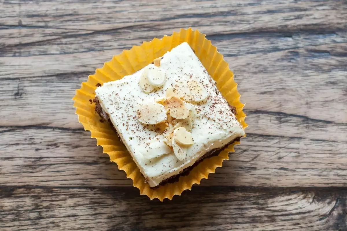 Brownie de chocolate branco aprenda essa receita deliciosa e diferente - Reprodução Canva