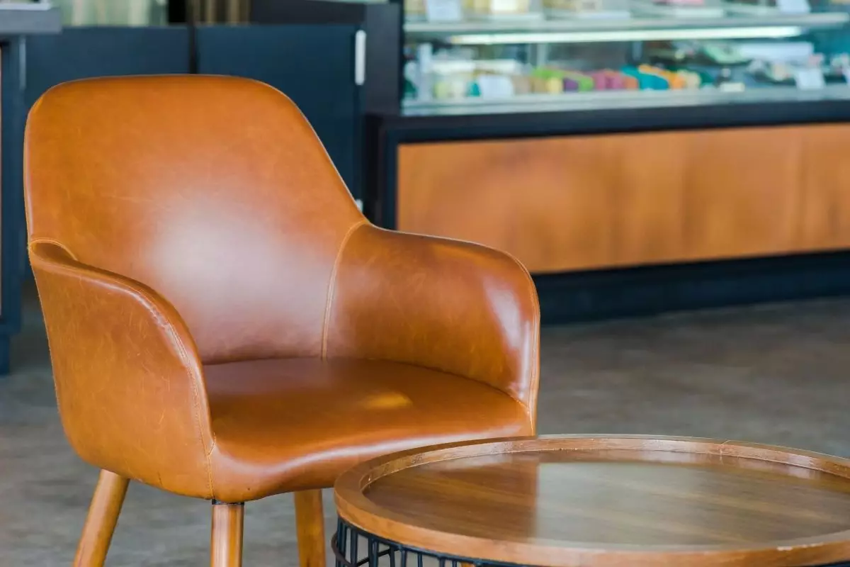 Cadeira de couro - Reprodução Canva