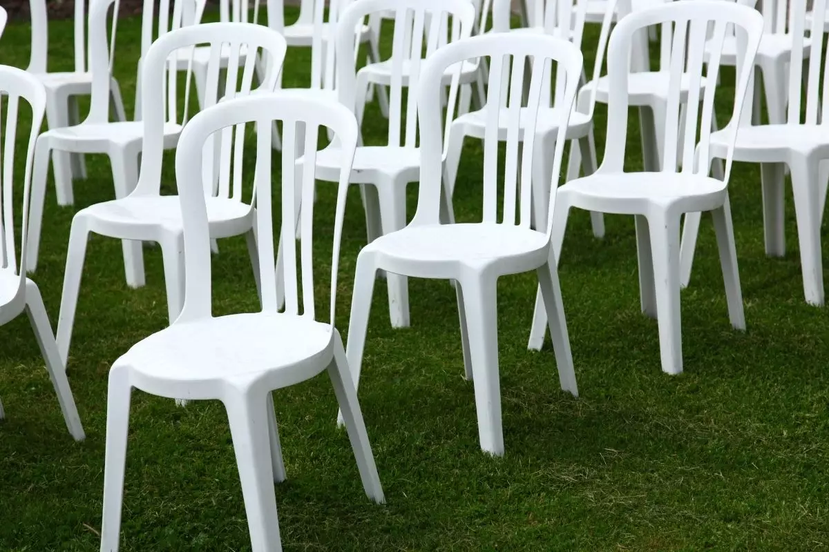 Cadeira de plástico - Reprodução Canva