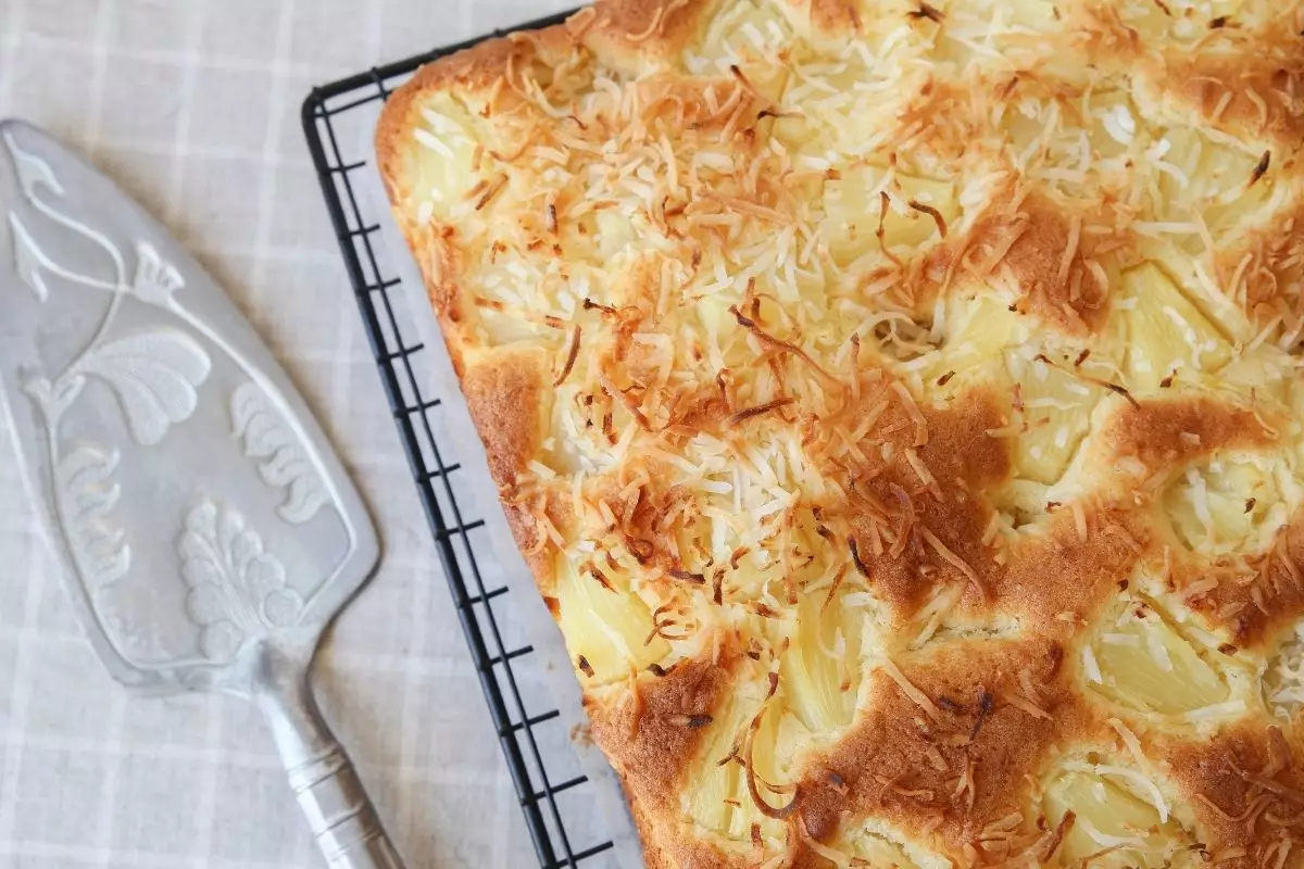 Aprenda como fazer bolo de abacaxi com coco no liquidificador - reprodução: Canva