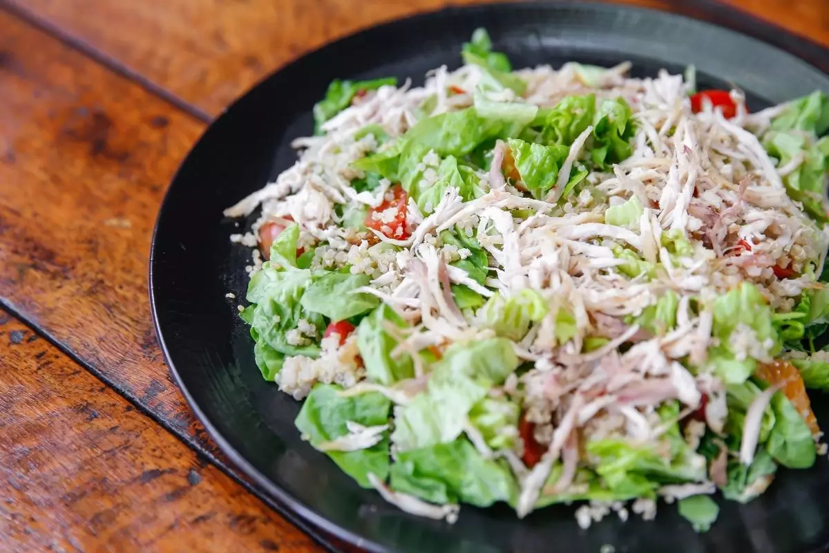 Saiba como fazer essa deliciosa receita de salpicão simples; - reprodução: CANVA